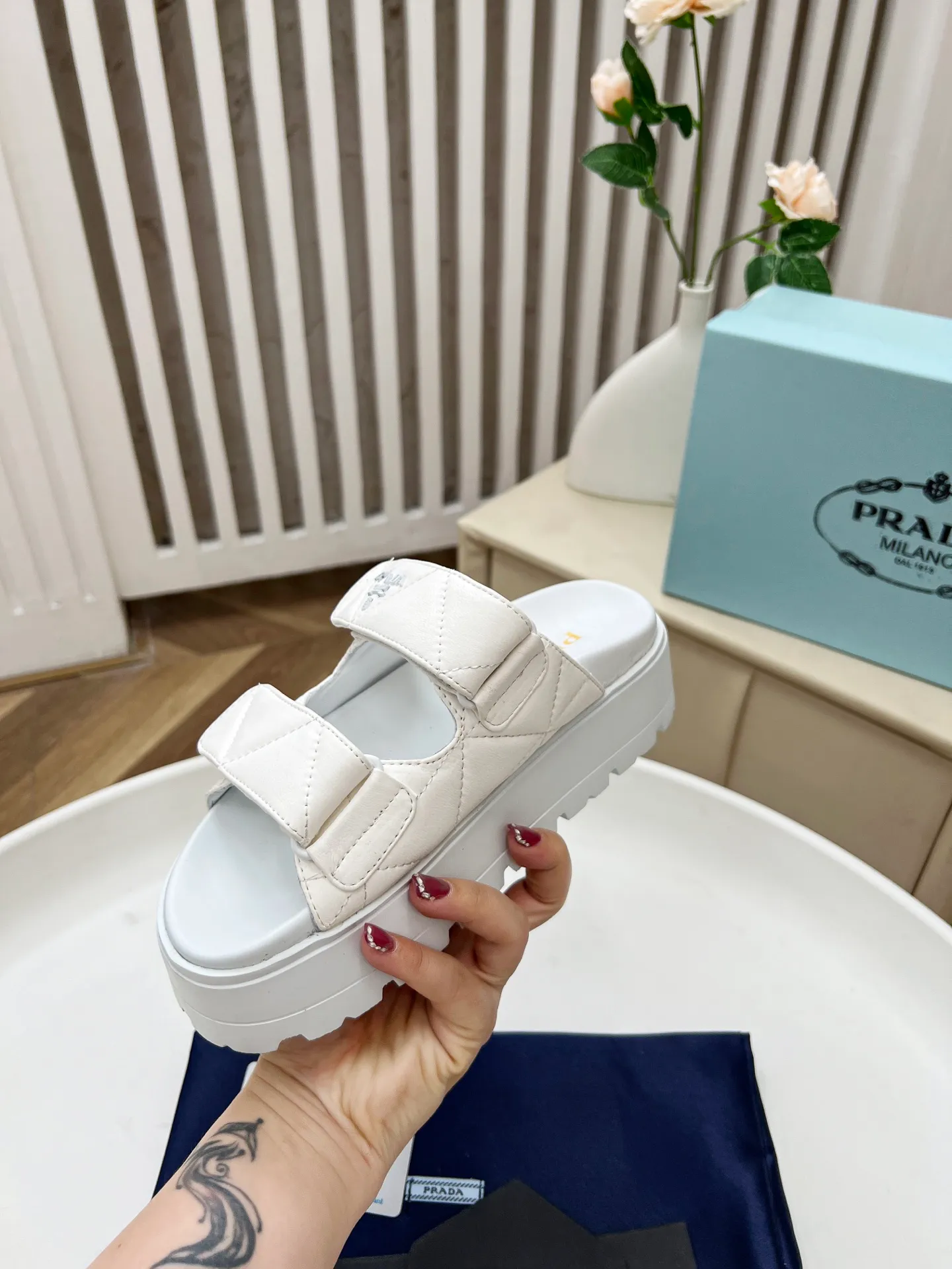 👟👟Ex-factory price 440👟👟 Prada/Prada 25ss summer new couple's beach thick-soled Birkenstock sandals. This shoe style is really a classic design that will not go out of style and is in line with everyone's current pursuit of comfortable and healthy wearing concepts. It is regarded by many domestic and foreign celebrities and fashionistas as an important choice for daily slippers. ✔Upper: imported super soft sheepskin ✔Inner lining: imported sheepskin ✔Hardware: Original molded split hardware ✔Outsole: Ultra-light, wear-resistant and non-slip foam sole ✔Number of yards: 35~40 (custom-made 40 pieces are non-refundable)